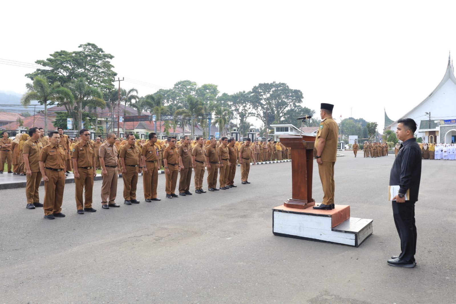 ARAHAN: Bupati Pasaman Welly Suhery saat memimpin Apel Organik Pemkab Pasaman, Senin (5/1).