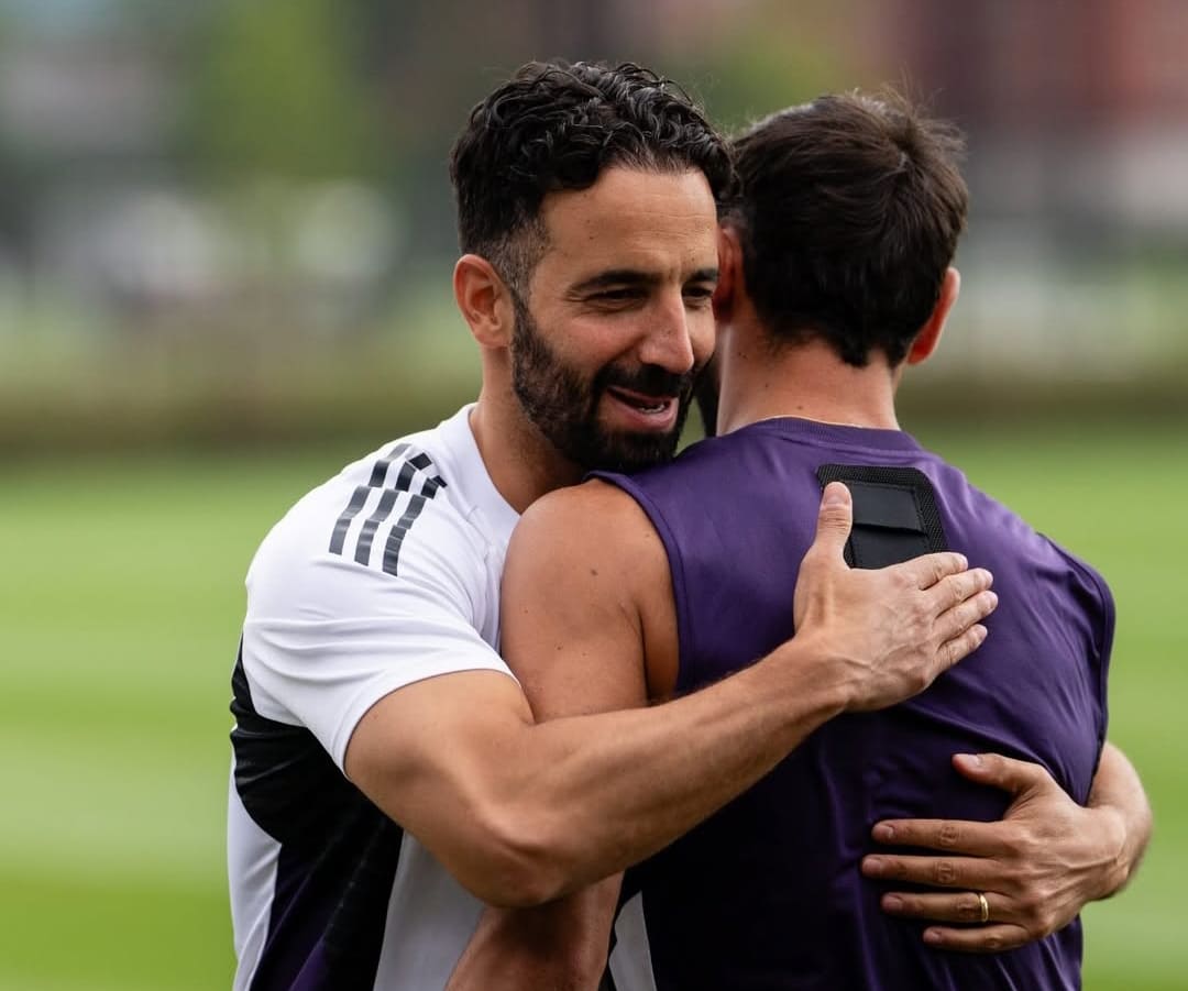 Bruno Fernandes dan Ruben Amorim terlihat berpelukan di sesi latihan, momen yang dibagikan sang kapten saat menyampaikan pesan perpisahan. (Foto: Instagram @brunofernandes8)