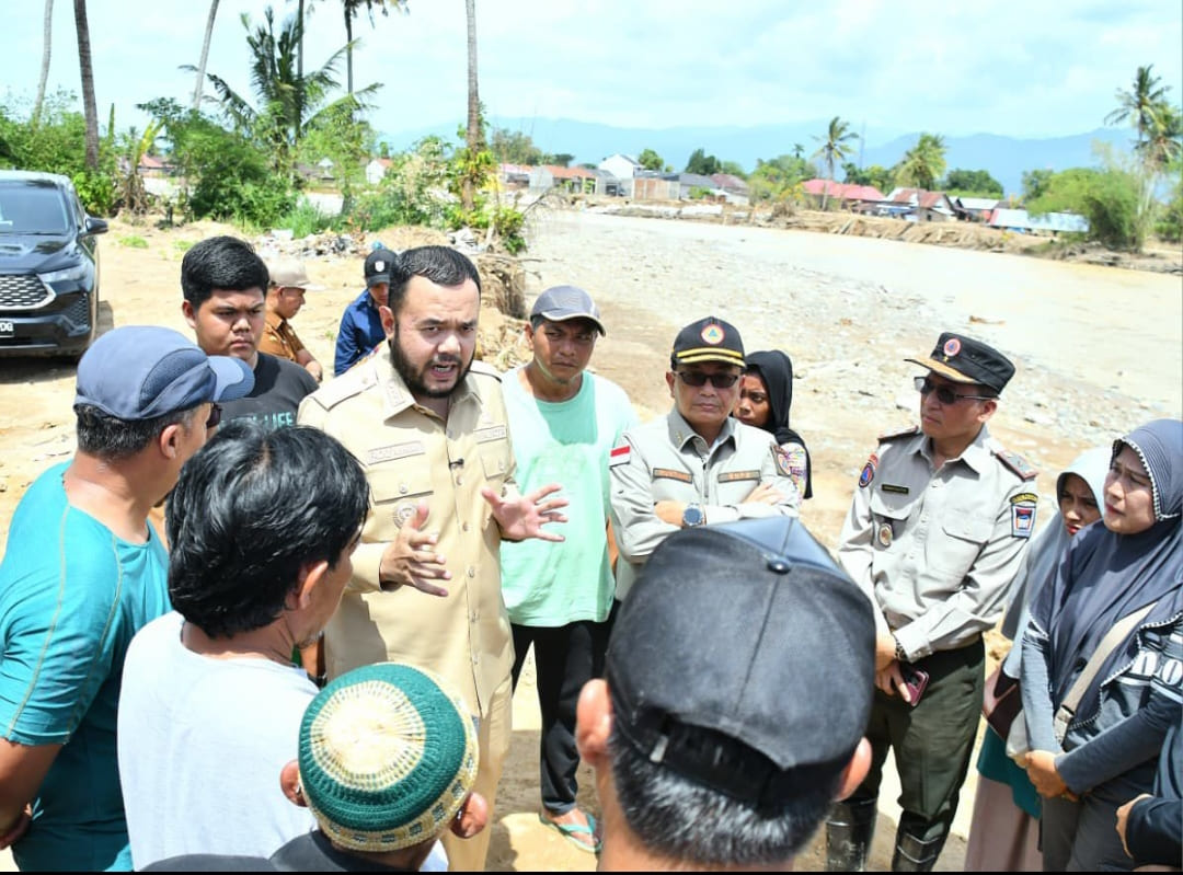 Wali Kota Padang Fadly Amran dan Sestama BNPB Rustian meninjau permukiman terdampak banjir bandang di Tabing Banda Gadang, 5 Januari 2026.(Foto: Prokopim)
