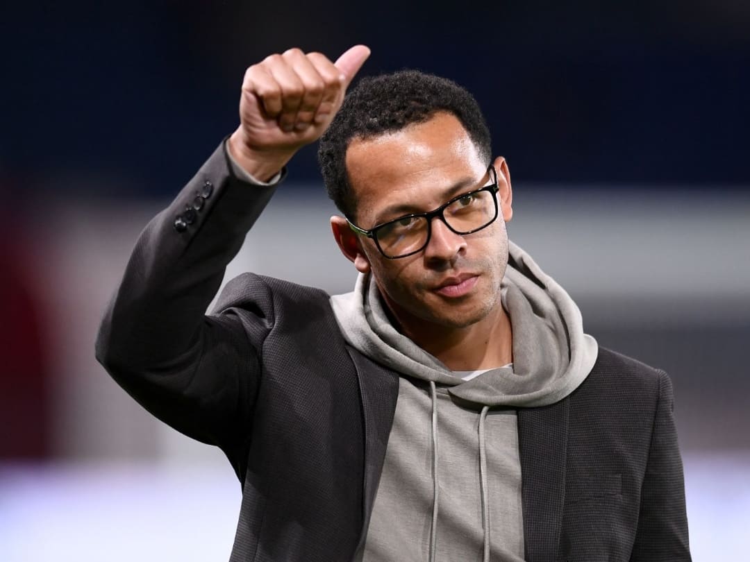 Liam Rosenior bersama staf kepelatihannya, Kalifa Cisse dan Justin Walker akan menukangi Chelsea hingga 2031. (Foto: Dok. Ligue 1)