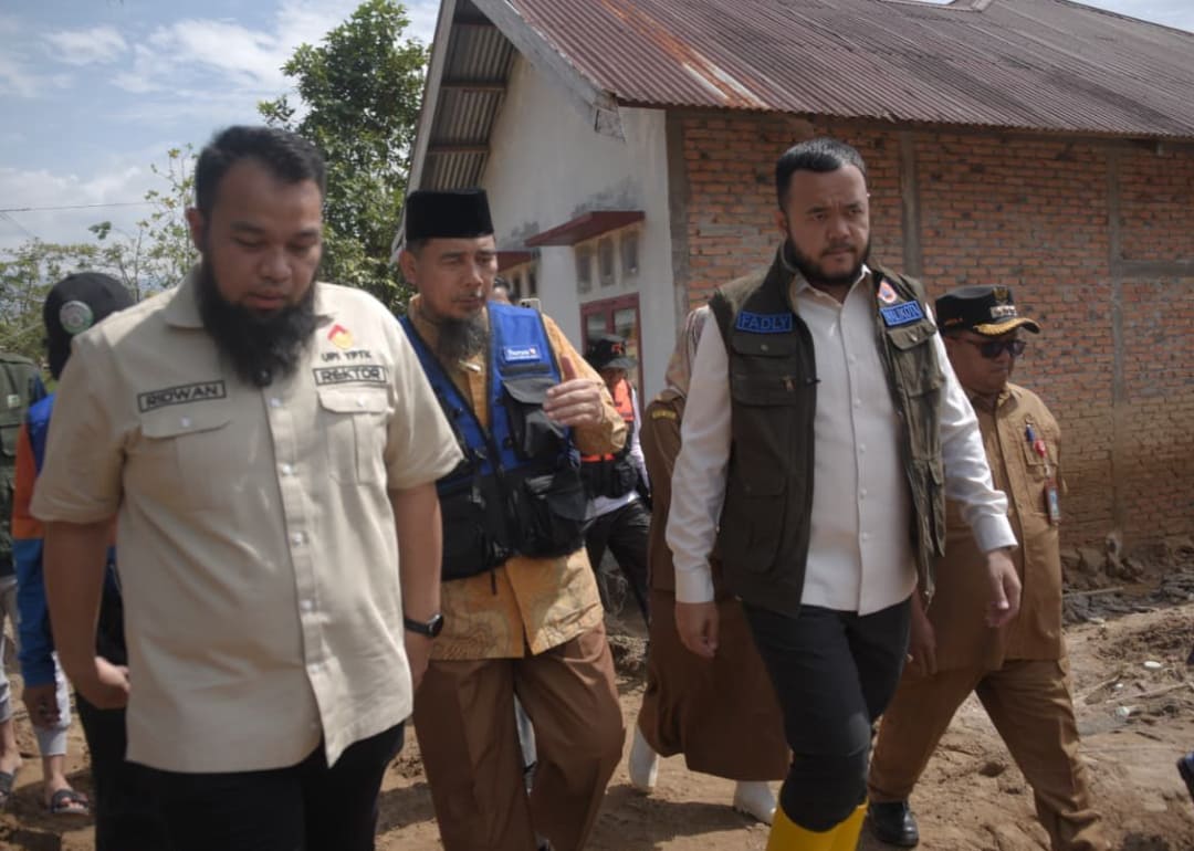 Wali Kota Padang Fadly Amran meninjau pemulihan pascabencana di Gurun Laweh bersama pimpinan UPI YPTK dan Dar el-Iman, Selasa (6/1/2026).(Foto: Prokopim)
