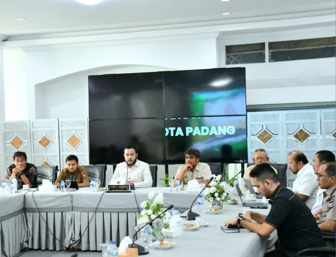 Wali Kota Padang Fadly Amran memimpin rapat evaluasi perubahan DAS pascabencana hidrometeorologi, membahas penetapan zona merah dan relokasi warga.(Foto: Prokopim)