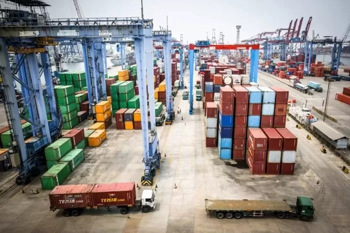 Aktivitas bongkar muat peti kemas di Pelabuhan Tanjung Priok, Jakarta.