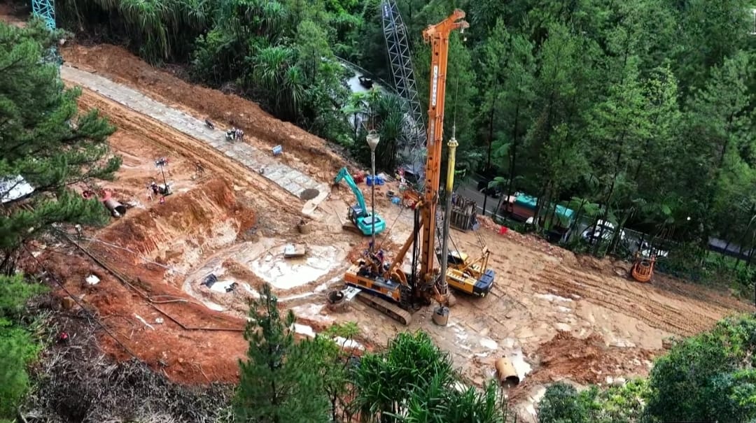 Progres terbaru Flyover Sitinjau Lauik menunjukkan pekerjaan konstruksi berjalan lancar. BPJN catat pilar jembatan rampung, tahap borepile berlangsung.