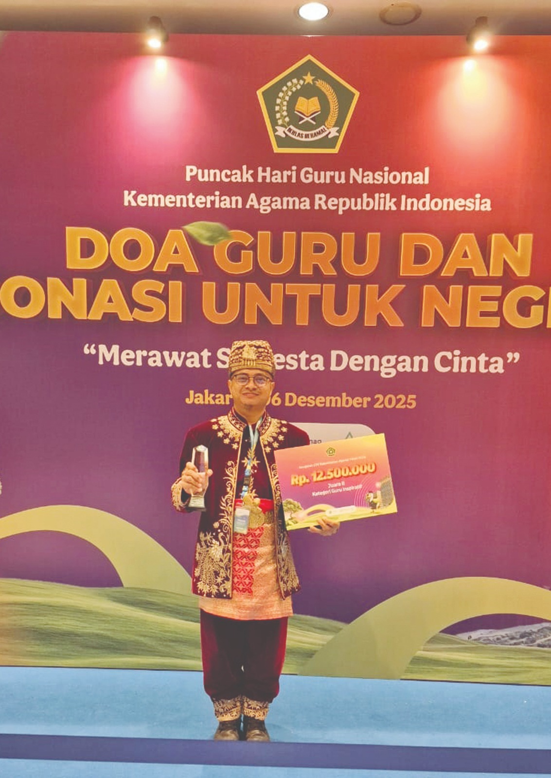 REWARD:Penulis saat meraih penghargaan Guru Inspiratif AGTK Kementerian Agama RI 2025.