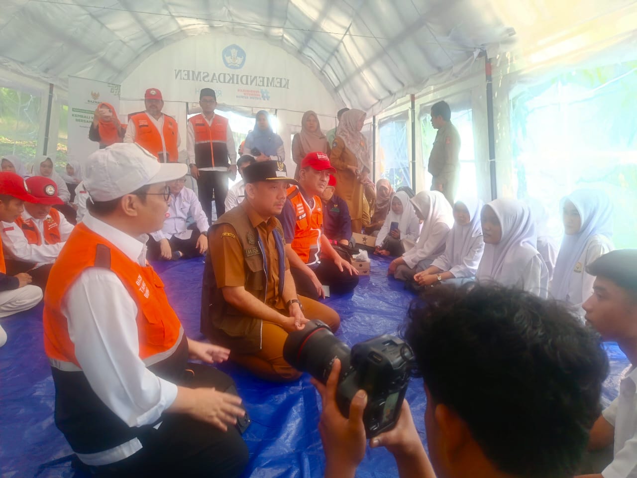 PRO PENDIDIKAN: Pimpinan BAZNAS RI bersama Wabup Agam Muhammad Iqbal saat menyemangati siswa-siswi SMA Muhammadiyah Salareh Aia yang tengah belajar di tenda darurat, Selasa (6/1).