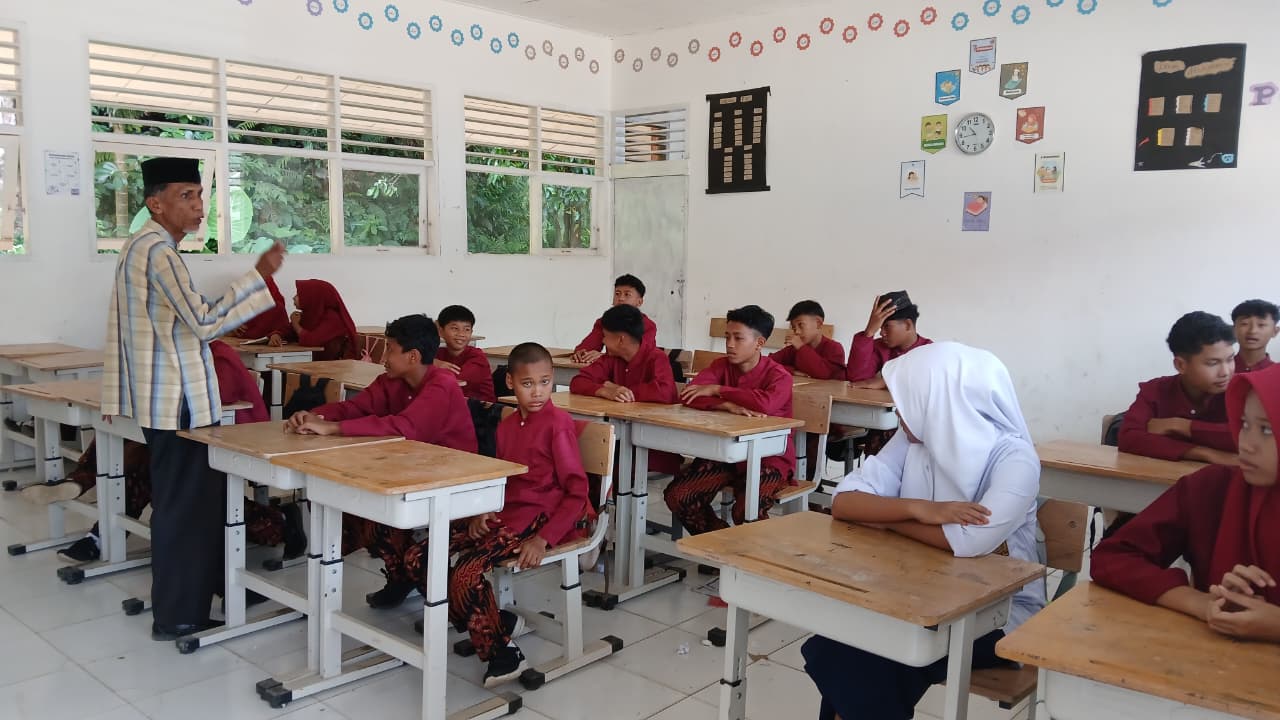 Seorang guru sedang mengajar di SMPN 44 Padang di Batubusuk, Kecamatan Pauh, Selasa (6/1/2026).