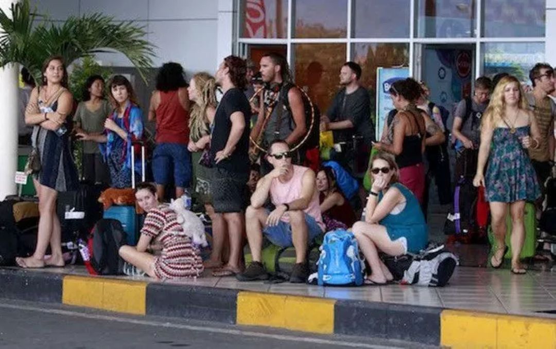 Ilustrasi wisatawan mancanegara tengah menunggu jemputan menuju hotel tempatnya menginap.