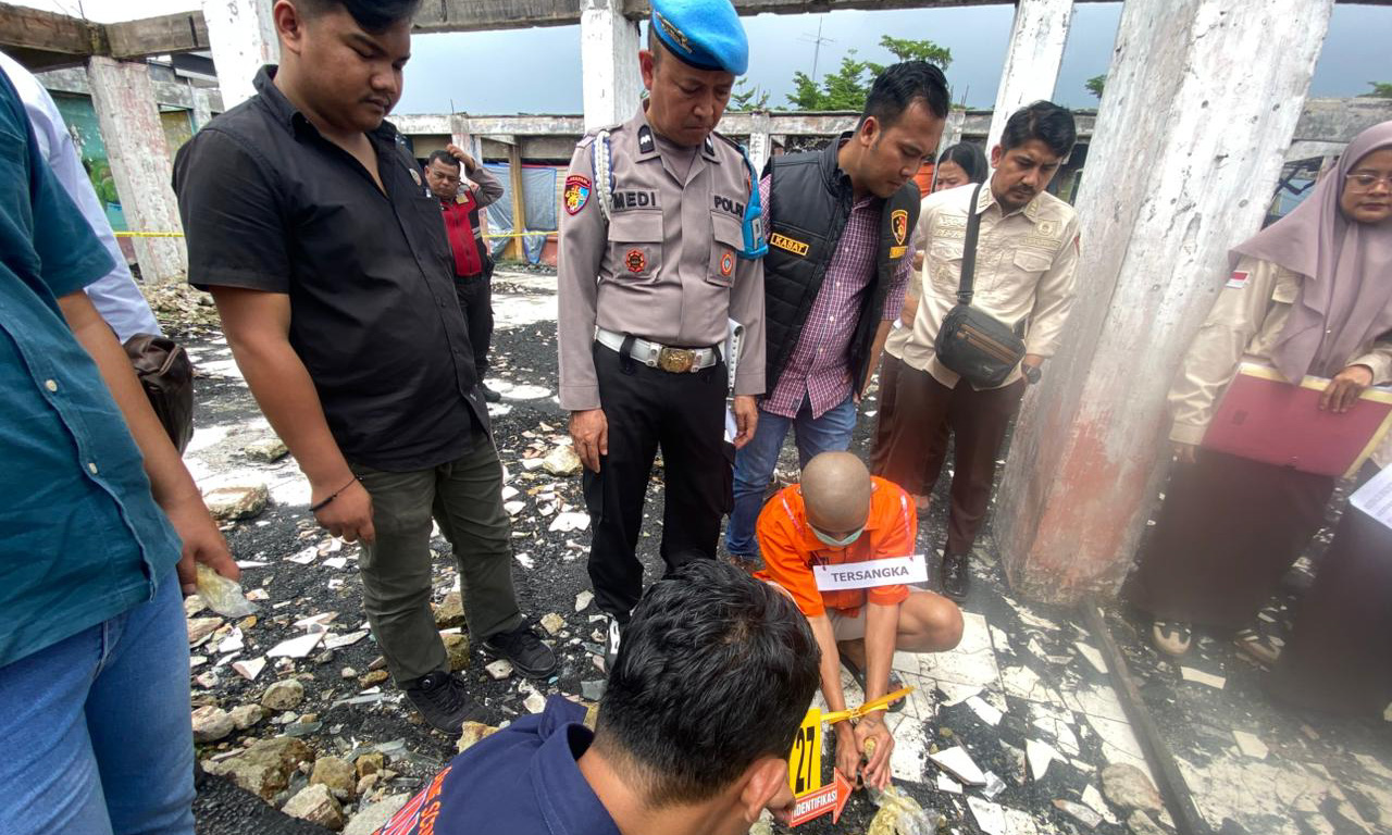 Rekonstruksi kebakaran Pasar Payakumbuh digelar Polres Payakumbuh, Selasa (6/1/2026), menghadirkan tersangka I untuk lengkapi berkas sebelum ke kejaksaan.