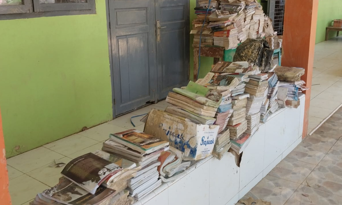 PBM di SMAN 12 Padang belum kondusif akibat banjir bandang. Tiga kelas rusak, 100 komputer dan 90 persen buku perpustakaan hancur. (Foto: Mengki Kurniawan/Padeks)