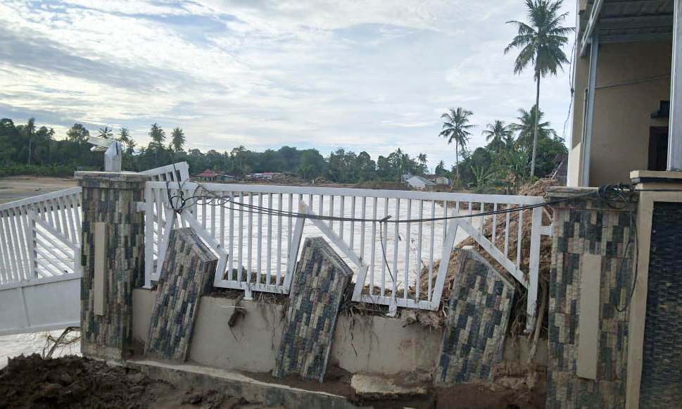 Kondisi rumah di tepi sungai Batang Kuranji di Kelurahan Gurun Laweh, Kecamatan Nanggalo, Kota Padang, Minggu (4/1/2026). (Foto: Vera Susanti for Padekco)
