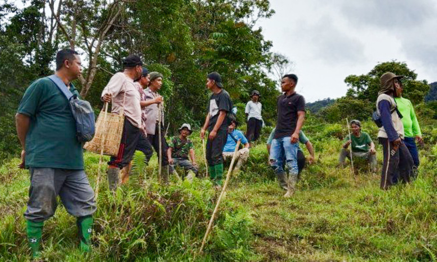 Petani Naharudin dilaporkan hilang di perbukitan Nagari Batu Bajanjang, Solok. Polisi dan warga menyisir ladang, hutan, dan jalur bukit sejak Desember.