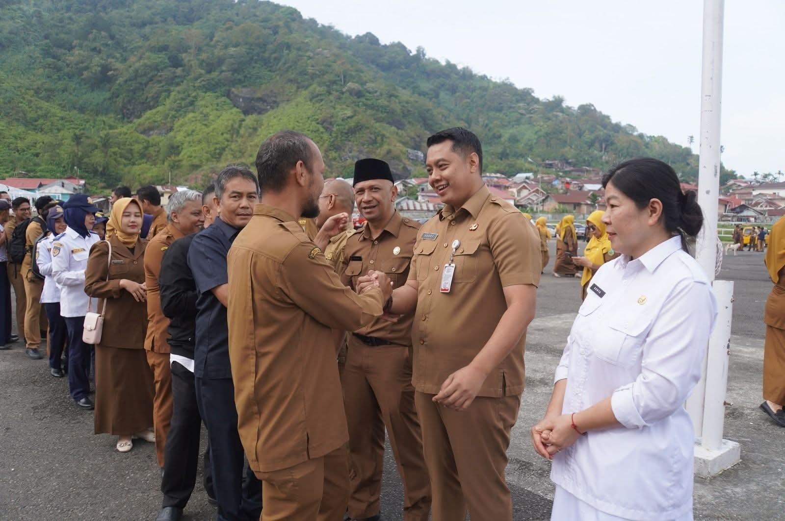 MOMEN: Sejumlah jajaran organisasi perangkat daerah (OPD) mengucapkan selamat kepada para pejabat yang dilantik Wali Kota Padangpanjang, Hendri Arnis, usai apel perdana ASN di Lapangan Bancalaweh.