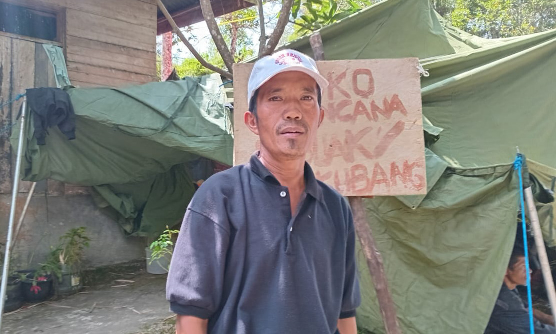 Syafrizal salah satu pengungsi di kelok 42, Jorong Kuok Tigo Koto, Nagari Matur Mudik, Kecamatan Matur Kabupaten Agam, Selasa (6/1/2026). (Foto; Rian Afdol/Padeks)