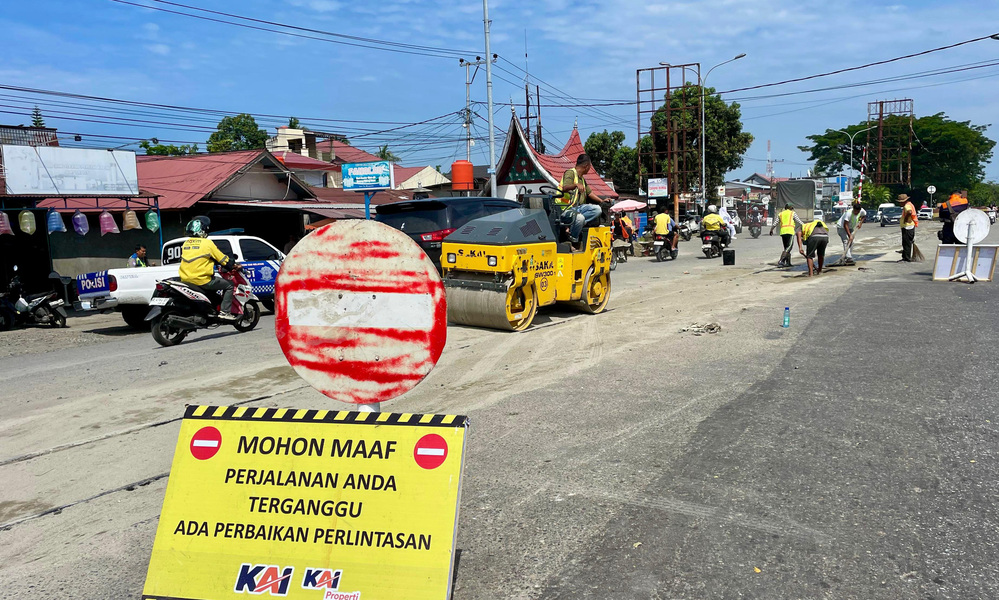 KAI Divre II Sumbar memperbaiki perlintasan sebidang JPL 21 Tabing&ndash;Duku untuk meningkatkan keselamatan dan meminta maaf atas ketidaknyamanan pengguna jalan, Selasa (6/1/2026).
