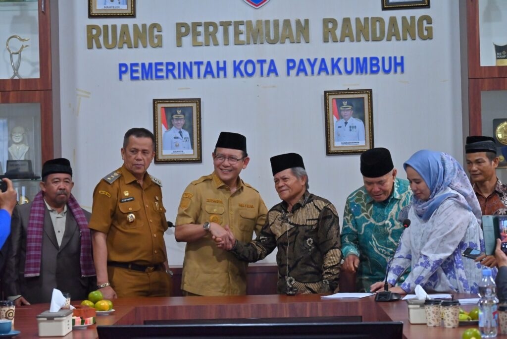 KOMIT: Wali Kota Payakumbuh Zulmaeta bersama jajaran Pemerintah Kota Payakumbuh dan niniak mamak Nagari Koto Nan Ompek serta Nagari Koto Nan Gadang berfoto bersama usai penandatanganan akta perjanjian
