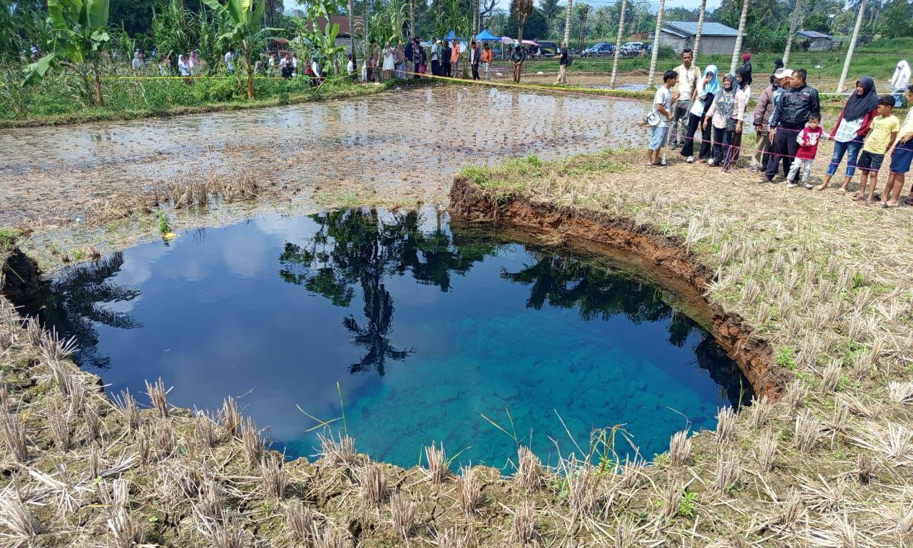 Sinkhole di Jorong Tepi, Situjuah Batua, Limapuluh Kota masih diawasi ketat. ESDM Sumbar temukan indikasi aliran air terhubung.