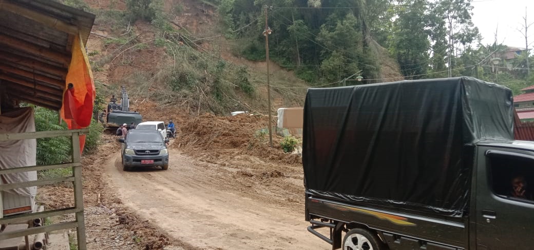 HATI-HATI: Sejumlah kendaraan telah bisa melewati ruas jalan Lubukbasung-Bukittinggi via Sungailandia, kemarin.