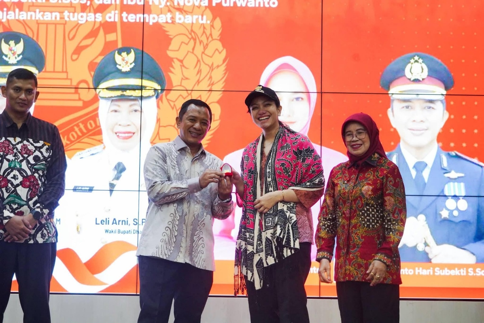 PINDAH TUGAS: Bupati Dharmasraya Annisa Suci Ramadhani menyerahkan cendera mata kepada Kapolres Dharmasraya lama AKBP Purwanto Hari Subekti pada acara pisah sambut, Senin (5/1).