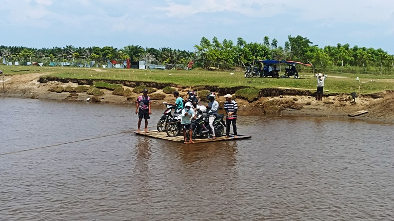 PERAHU PONTON: Warga Maligi sedang menyeberang menggunakan perahu ponton di Bancah Galinggang, Kecamatan Sasak Ranah Pesisir, Selasa (6/1).