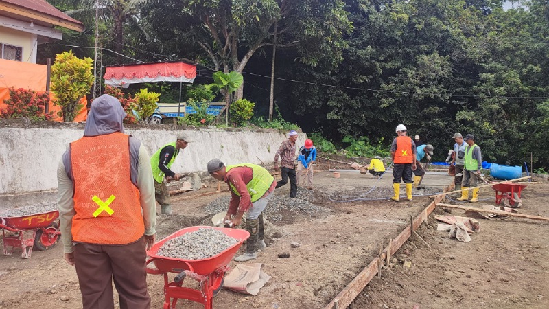 Pembangunan Huntara di Jorong Kubu Gadang, Nagari Sumpur, Kecamatan Batipuah Selatan, Rabu (7/1/2026). (Foto: Riyadhatul Khalbi/Padeks)