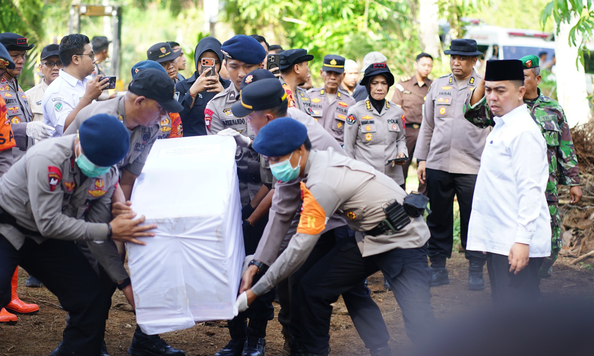 Enam korban galodo Palembayan dimakamkan massal di Agam setelah proses forensik. Kapolda Sumbar pastikan identifikasi berlanjut, daerah masuk masa transisi pemulihan.