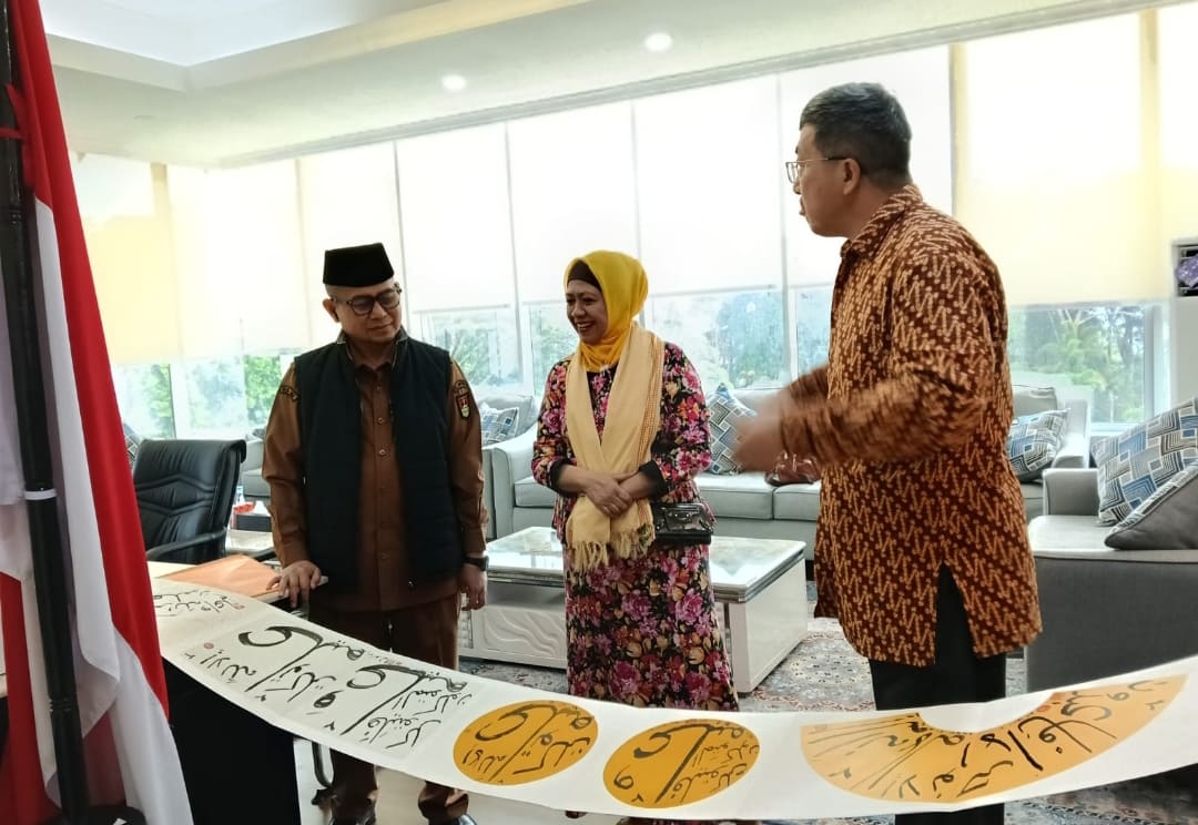 Wakil Wali Kota Bukittinggi Ibnu Asis bersama tim IMLF-4 membahas teknis pameran kaligrafi 100 meter yang akan digelar di kawasan Jam Gadang. (Foto: Panitia IMLF)