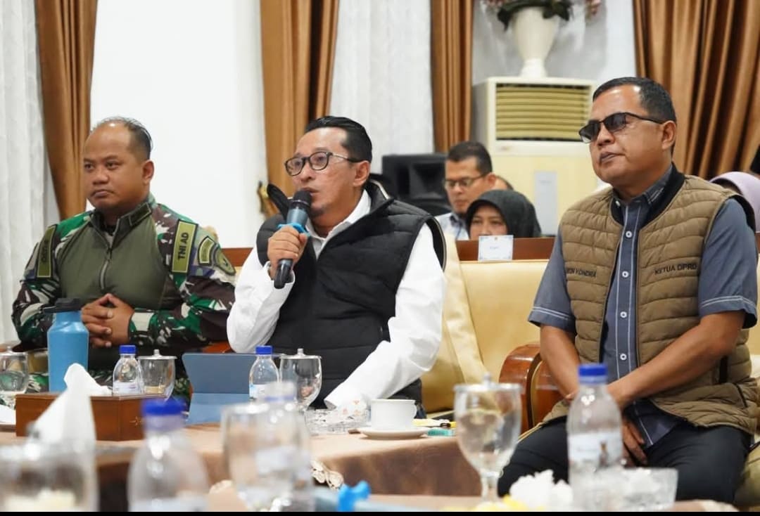 Bupati Tanahdatar Eka Putra mengikuti rapat dan Focus Group Discussion (FGD) Forkopimda bersama Gubernur Sumatera Barat, Senin (5/1/2026) malam.(Foto: Prokopim)