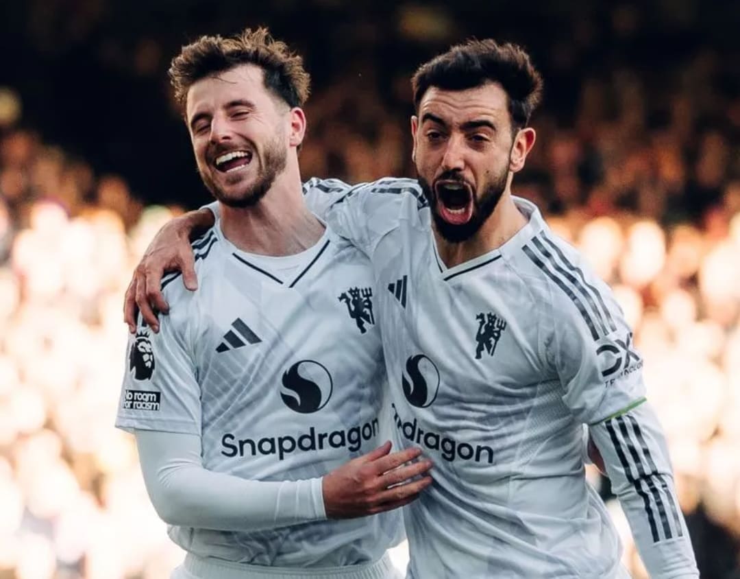 Bruno Fernandes (kanan) dan Mason Mount siap memperkuat Manchester United di kandang Burnley, setelah absen tiga laga.(Foto: Manutd.com)