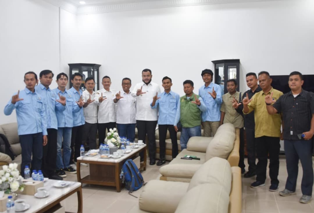 Wali Kota Padang Fadly Amran bersama Komunitas Rumah Aktivis Sejahtera membahas persiapan Gerakan Penanaman 1 Juta Pohon di Padang, Rabu (7/1/2026).(Foto: Prokopim)