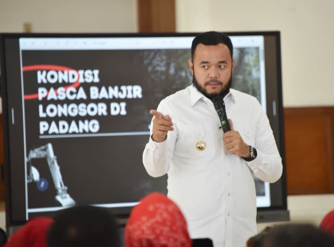 Wali Kota Padang Fadly Amran memimpin pertemuan koordinasi penanganan banjir bandang bersama instansi dan relawan di Palanta Rumah Dinas.(Foto: Prokopim)