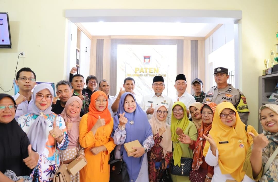 Wawako Padang Maigus Nasir berfoto bersama pegawai dan masyarakat usai meresmikan Ruang PATEN Kelurahan Air Tawar Timur.(Foto: Prokopim)