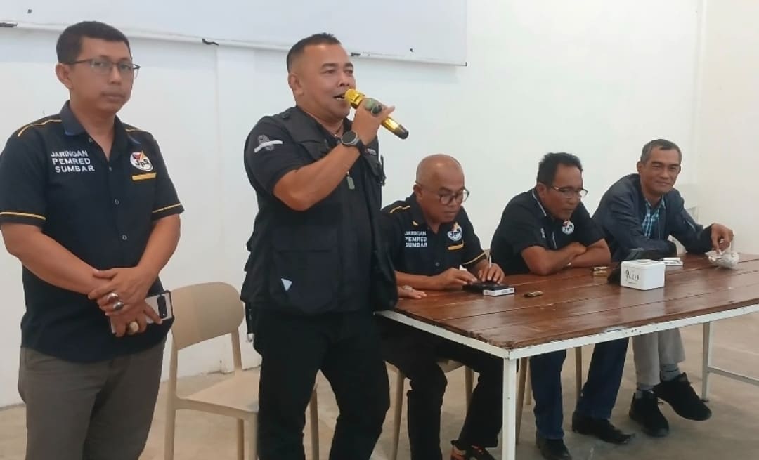 Ketua terpilih JPS 2026&ndash;2028, Adrian Tuswandi, sampaikan sambutan usai ditetapkan secara aklamasi pada Mubes III Jaringan Pemred Sumbar di Padang, Senin (7/1/2026).(Foto: JPS)