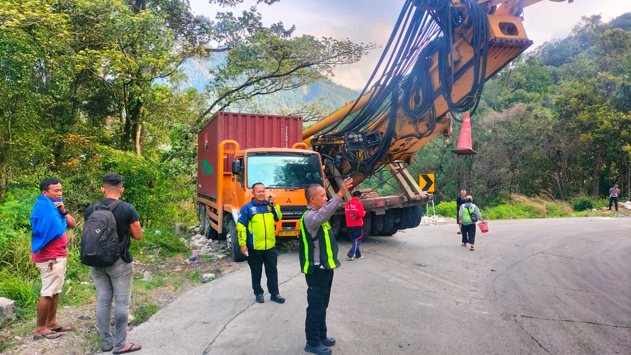Kecelakaan beruntun libatkan lima kendaraan di Kelok Banto, Sitinjaulauik, Kota Padang, Rabu (7/1/2026).