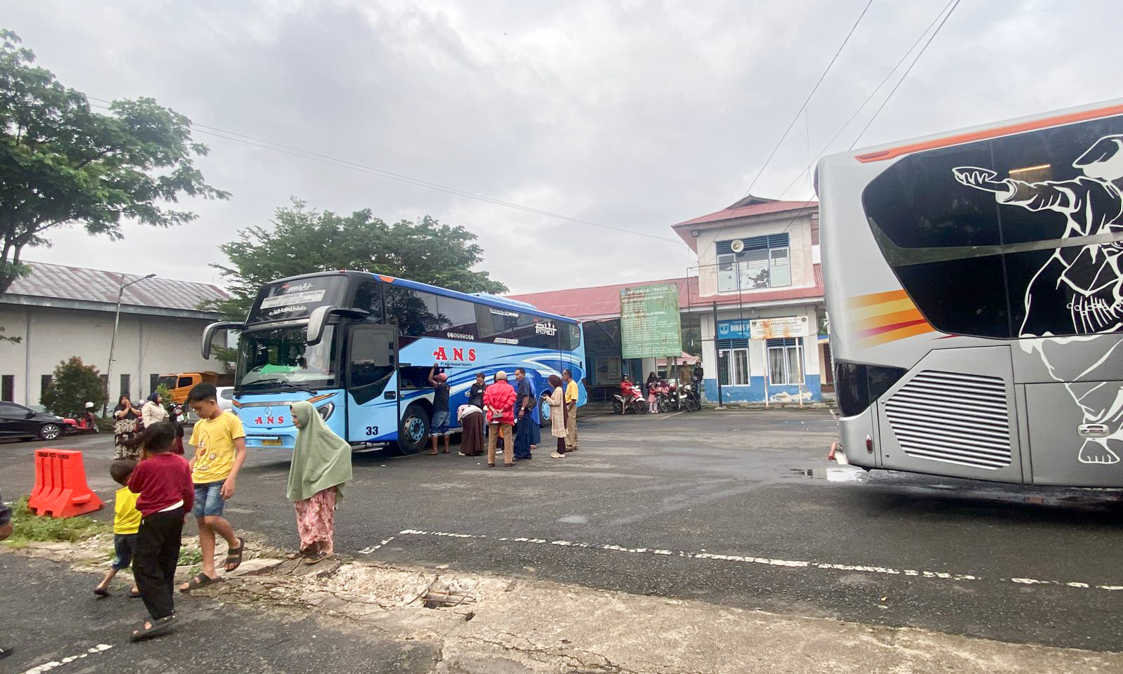 Penumpang bus AKAP di terminal Kota Payakumbuh turun akibat bencana di Sumbar.