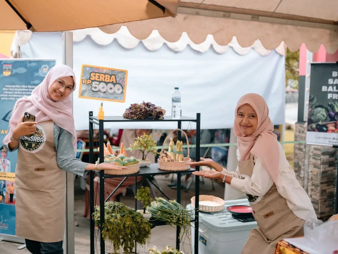 PANEN : Pelaku UMKM di RTH Padang Aro yang kini sedang panen rezeki.