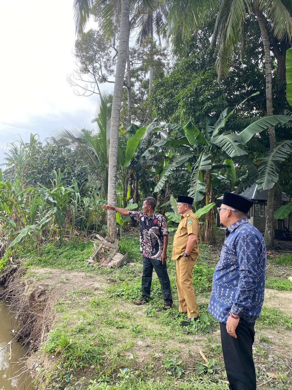 GERAK CEPAT: Bupati Pasaman Welly Suhery meninjau salah satu sungai di Kecamatan Rao yang, Senin (5/1). Sungai ini terdampak bencana beberapa waktu lalu dan menjadi perhatian serius untuk dibenahi.