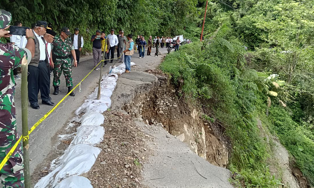 Gubernur Sumatera Barat Mahyeldi usai meninjau lokasi jalan provinsi yang terban di Polongan Anam, Nagari Talu, Kecamatan Talamau, Kabupaten Pasaman Barat, Rabu (7/1/2026).