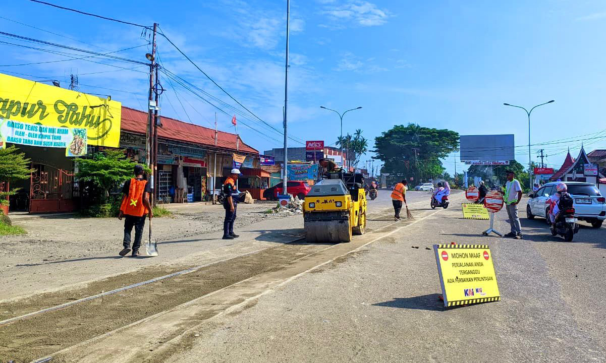 KAI Divre II Sumbar menjelaskan kewenangan perbaikan perlintasan sebidang mengacu PM 94/2018, termasuk penanganan Lubuk Buaya yang telah rusak sebelum pekerjaan jalur.
