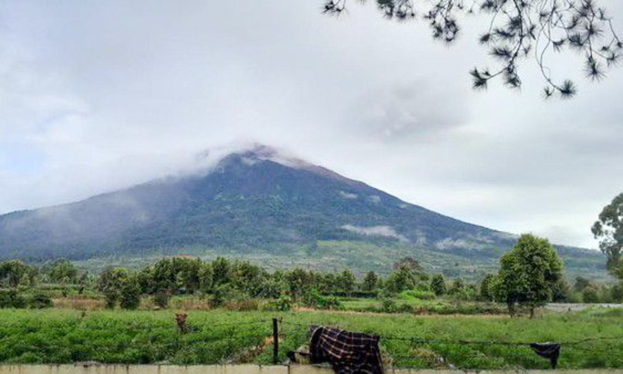 BBTNKS menutup pendakian Gunung Kerinci mulai 6 Januari 2026 akibat peningkatan aktivitas vulkanik berdasarkan pemantauan Badan Geologi.