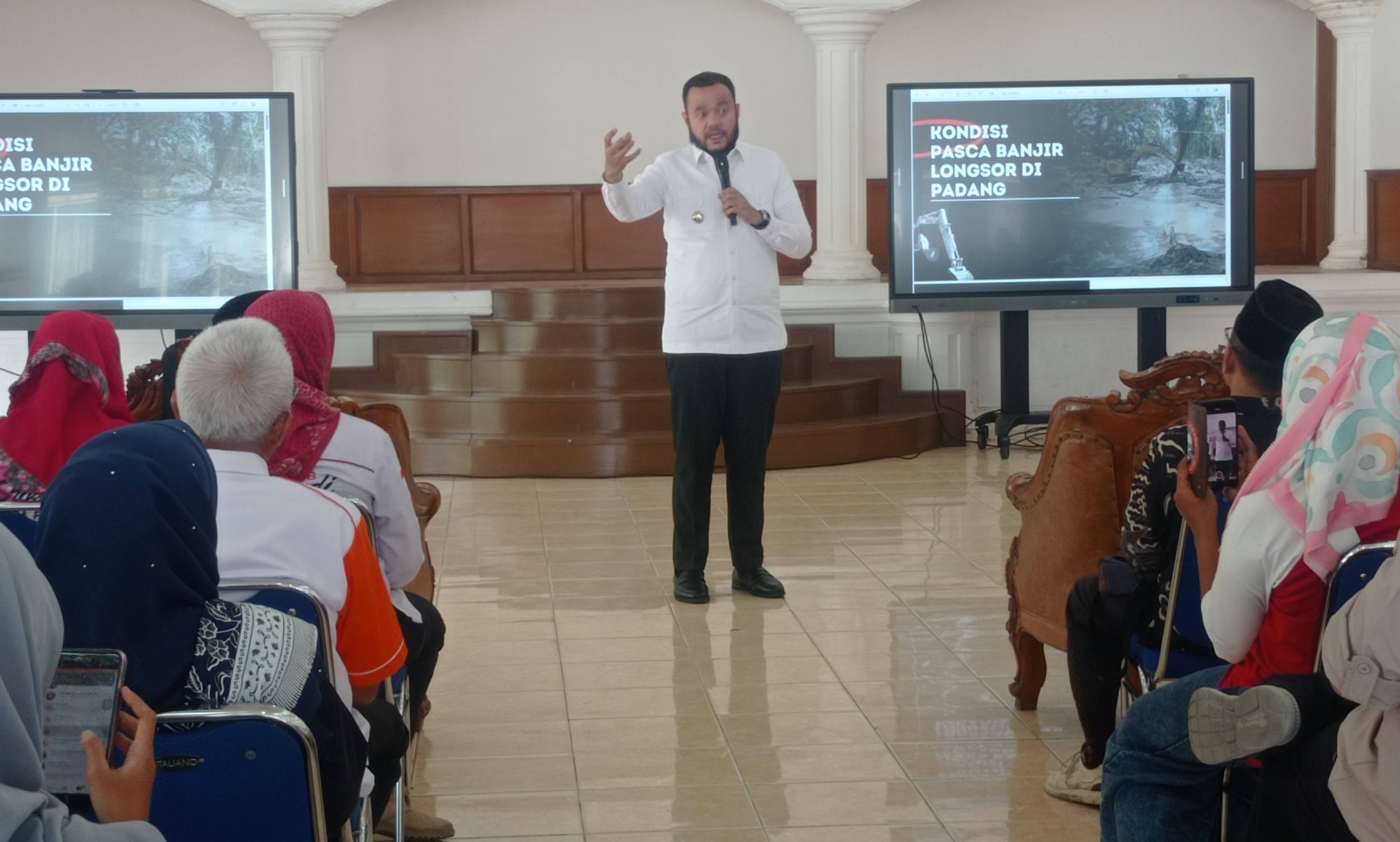 Wako Padang sosialisasi dan targetkan penetapan zona merah DAS bulan ini dan siapkan relokasi warga melalui Huntap, Huntara, serta bantuan DTH dan stimulan perbaikan rumah, Rabu (7/1/2026).