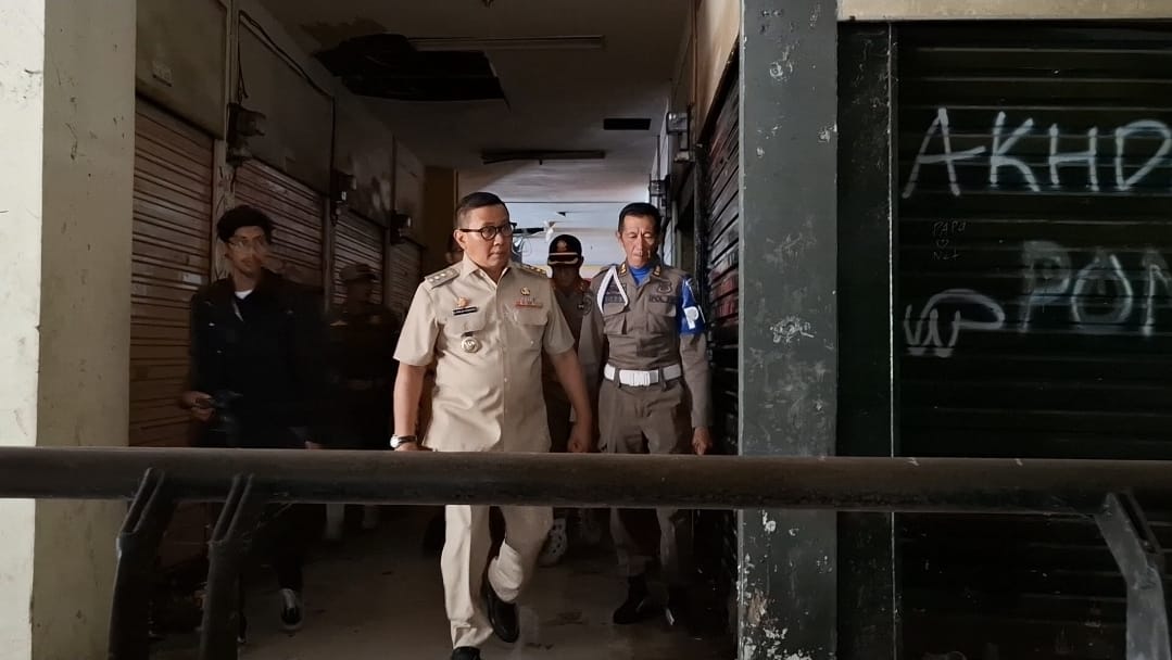 CEK LAPANGAN : Wali Kota Bukittinggi, Ramlan Nurmatias saat melakukan kunjungan ke BTC Bukittinggi, Selasa, (6/1).