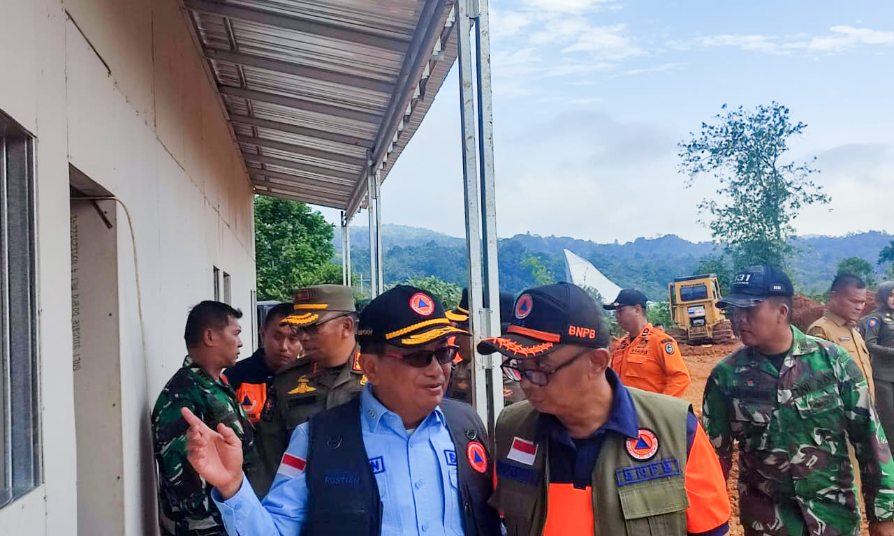 Sestama BNPB Rustian didampingi Forkopimda Limapuluh Kota meninjau Huntara di Jorong Aia Angek, Nagari Koto Tinggi, Kecamatan Gunuang Omeh. (Foto: Riyadhatul Khalbi/Padeks)