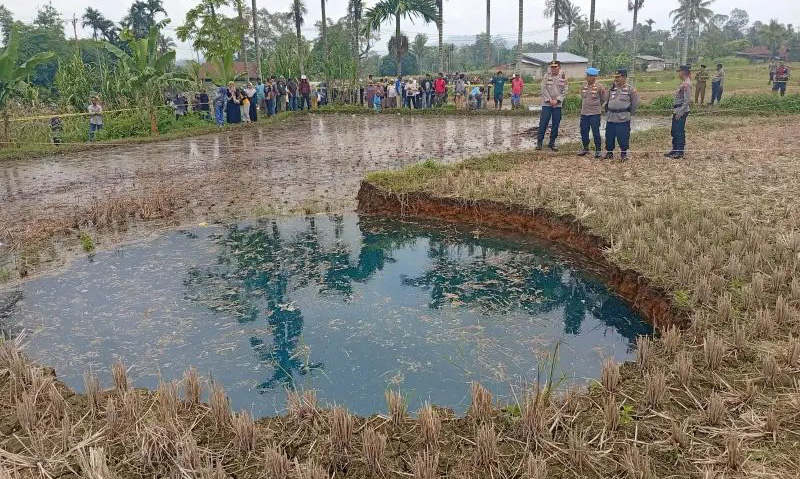 Sinkhole di Situjuah Batua masih keluarkan air jernih. Badan Geologi menyebut penyebabnya erosi buluh dan keluarkan tiga rekomendasi mitigasi.