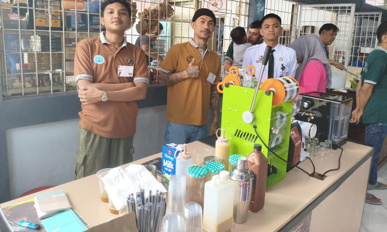 Lapas Tanjung Pati mengembangkan pelatihan barista bagi warga binaan melalui praktik harian untuk meningkatkan keterampilan dan kesiapan kerja pascabebas.