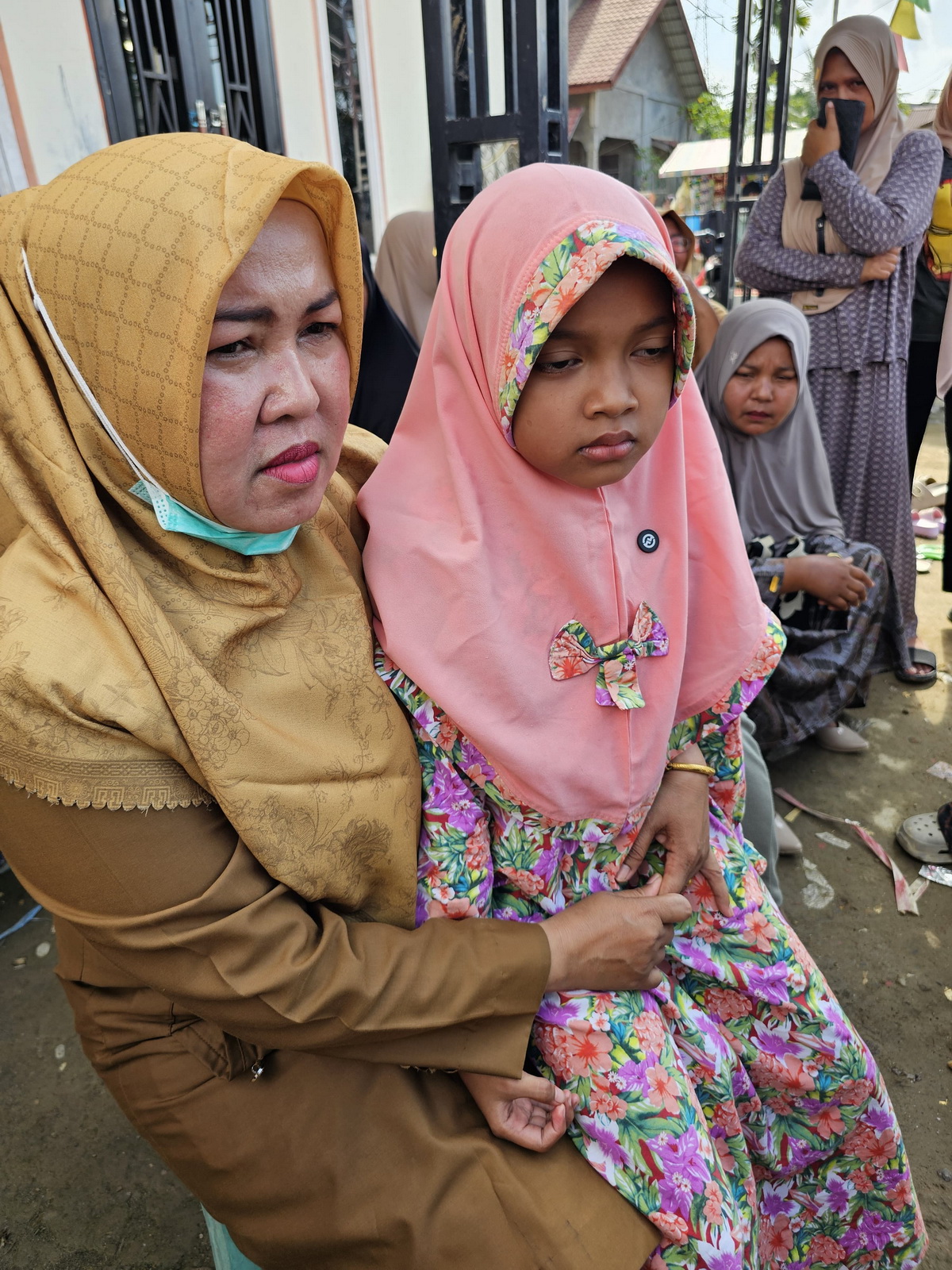 TAK PATAH ARANG: Sausan Sania dipangku Kepala SDN 6 Samakurok, Kecamatan Tanah Jambo Aye, Aceh Utara, Lili Andar Sana, Senin (5/1).