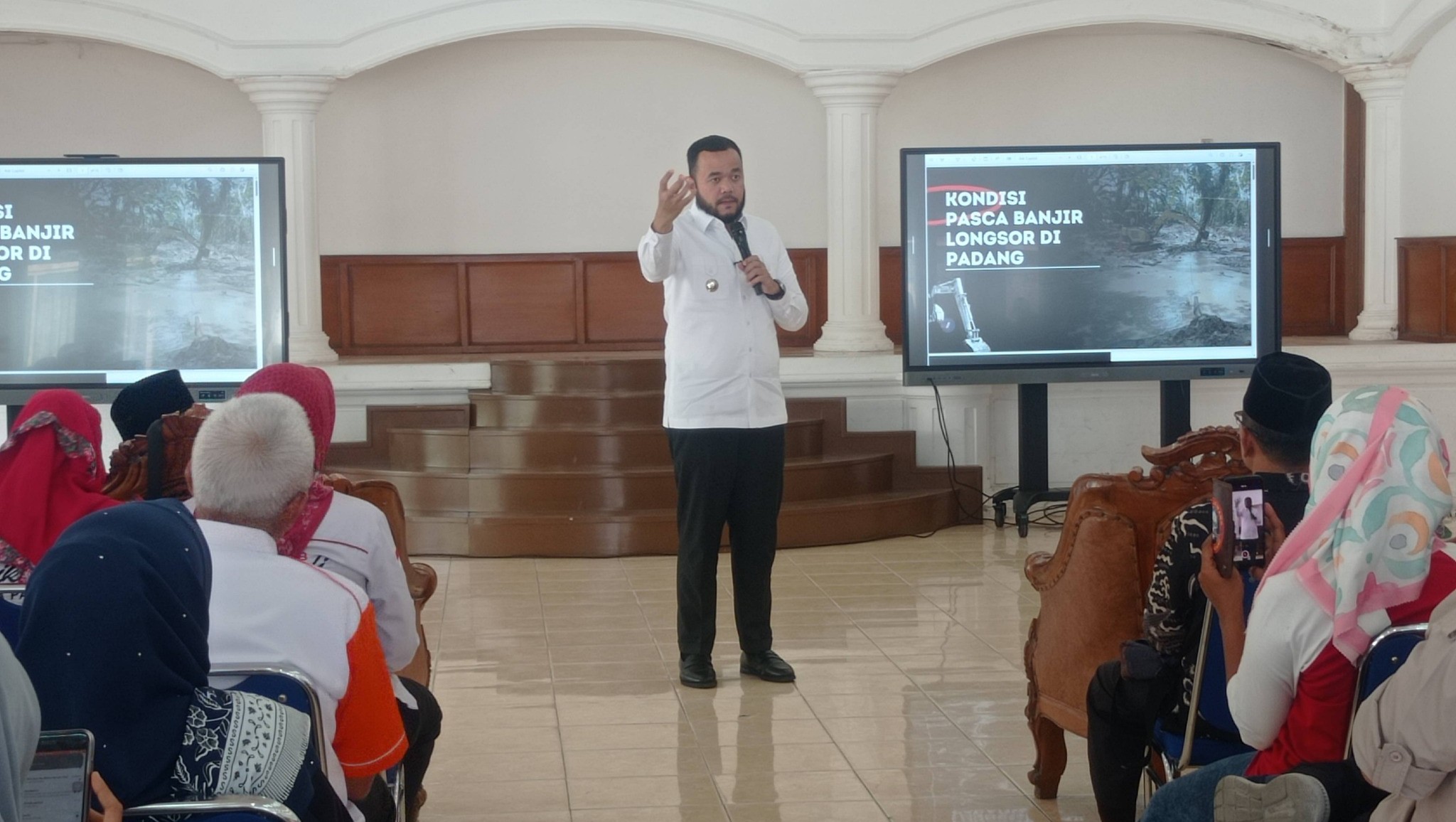 Wali Kota Padang Fadly Amran saat pertemuan dengan gabungan relawan kebencanaan di Palanta Rumah Dinas Wali Kota Padang, Rabu (7/1/2026).