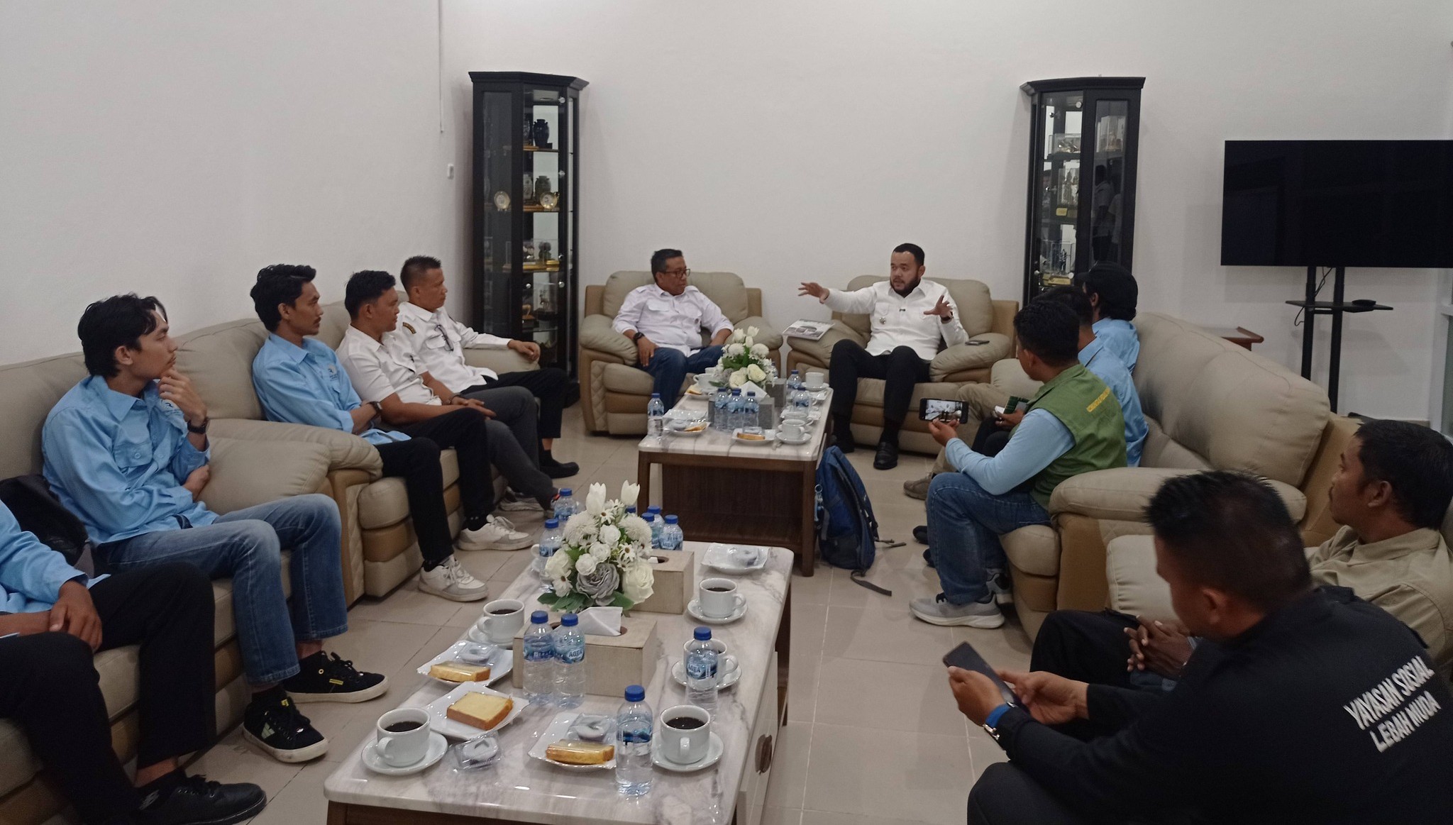 Wali Kota Padang Fadly Amran saat audiensi dengan Ketua Rumah Aktivis Sejahtera, Febriandi Putra dan rombongan di Rumah Dinas, Rabu (7/1/2026).