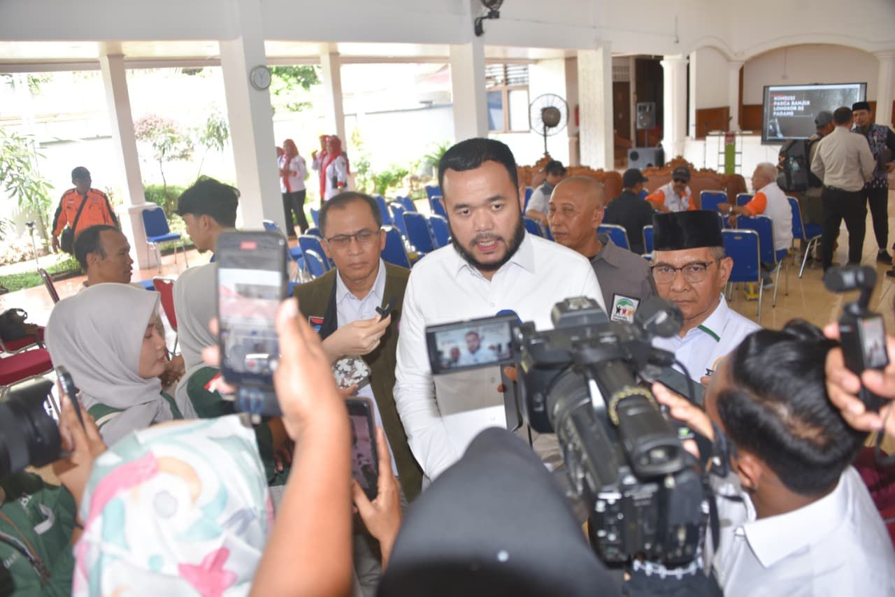 Wako Padang Fadly Amran memberikan keterangan pers usai pertemuan koordinasi kebencanaan di Palanta Rumah Dinas Wali Kota Padang.