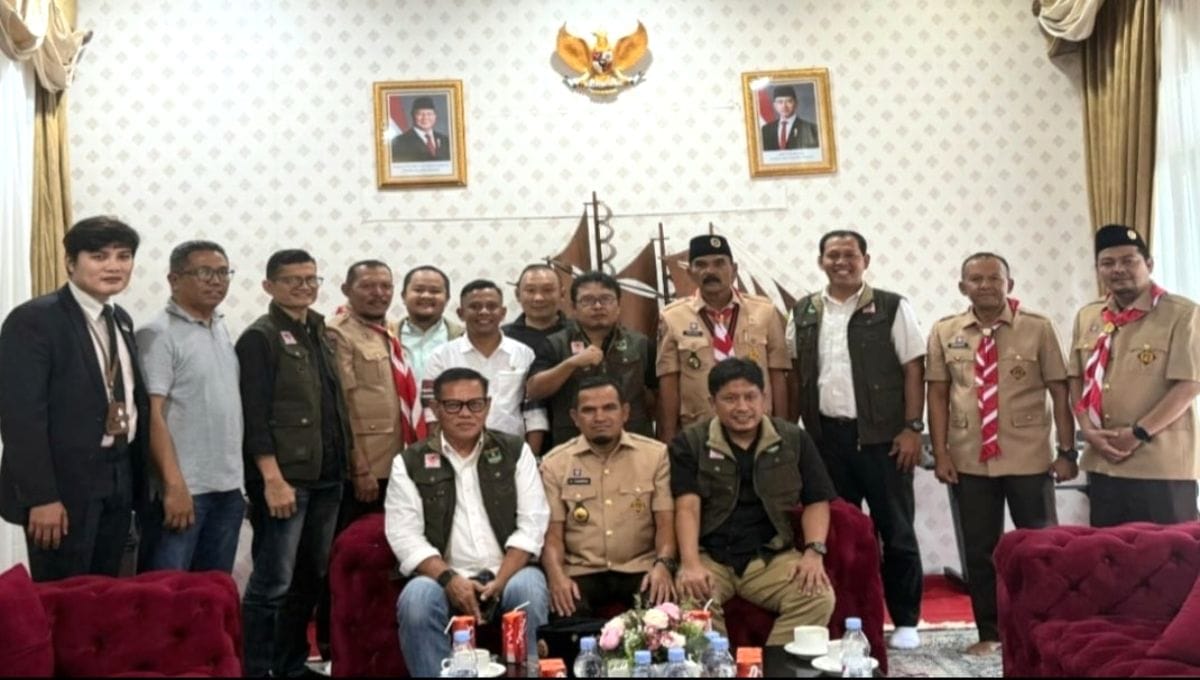 Bupati Solok Jon Firman Pandu, Ketua KONI Sumbar Hamdanus beserta jajaran, serta pengurus KONI Kabupaten Solok berfoto bersama usai membahas persiapan Porprov Sumbar 2026. (Foto: KONI Sumbar)